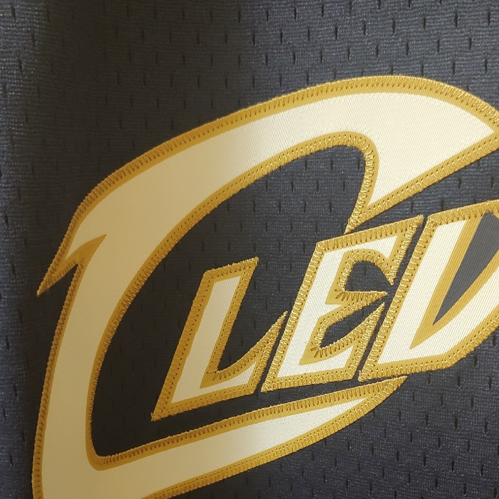 Cleveland Cavaliers James Jersey - Picture 8 of 15